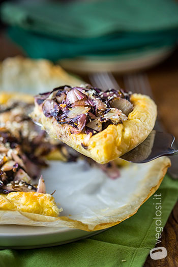 Torta salata con hummus, patate e radicchio