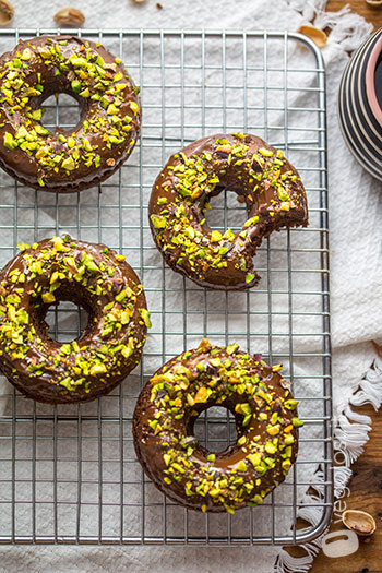 Donut vegani al forno al cioccolato e pistacchi