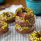 Donut vegani al forno al cioccolato e pistacchi