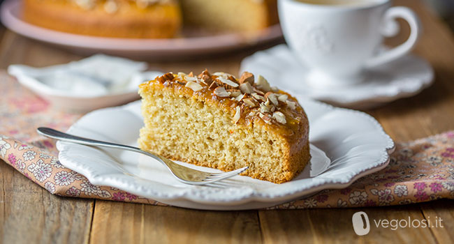 Torta allo zenzero vegan con copertura all'arancia e mandorle