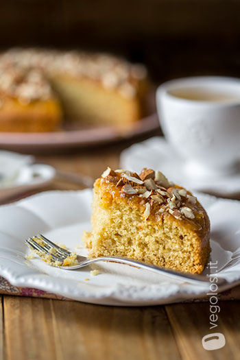 Torta allo zenzero vegan con copertura all'arancia e mandorle