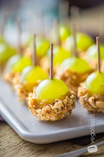 Uva al caramello di datteri e nocciole