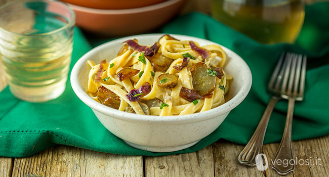 Fettuccine al topinambur e cipolle rosse