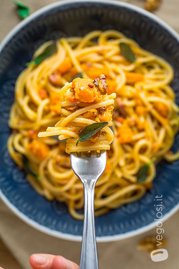 Spaghetti con ragù di zucca, noci e salvia fritta