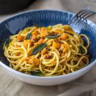 Spaghetti con ragù di zucca, noci e salvia fritta