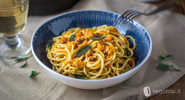 Spaghetti con ragù di zucca, noci e salvia fritta