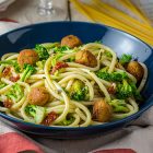 Bucatini con polpette vegane di soia e broccoli