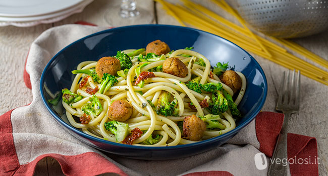 Bucatini con polpette vegane di soia e broccoli