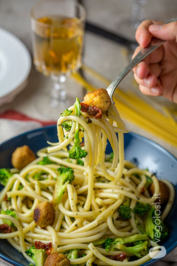 Bucatini con polpette vegane di soia e broccoli