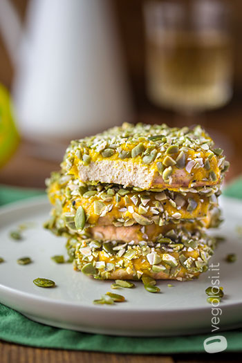 Tofu impanato con hummus e semi di zucca