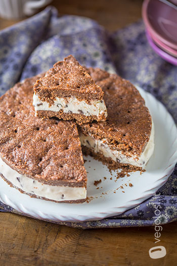 Torta gelato vegan con frolla al cacao