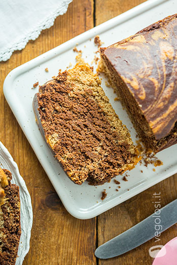 Plumcake di farro variegato alle mandorle e cacao