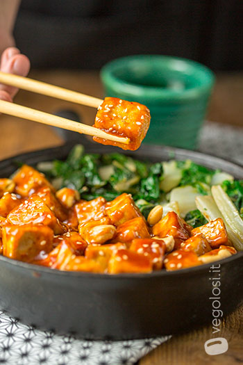 Tofu glassato al sesamo e anacardi