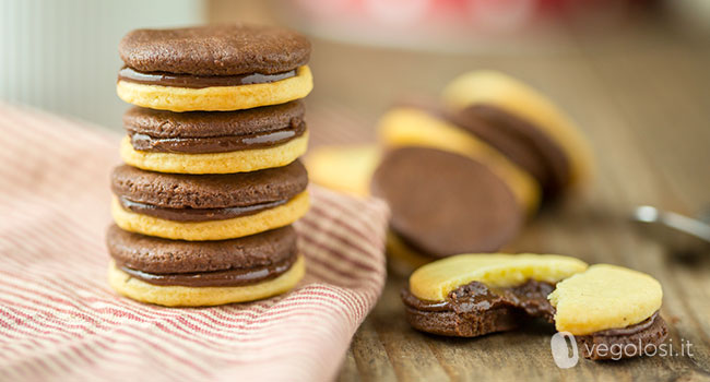 Biscotti doppi farciti con crema al cioccolato