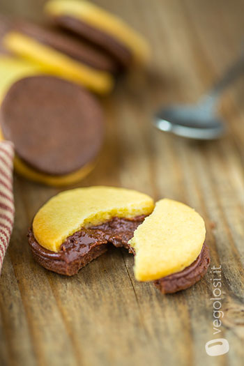 Biscotti doppi farciti con crema al cioccolato