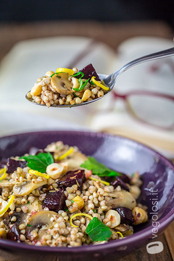 Grano saraceno ai funghi, barbabietole e nocciole