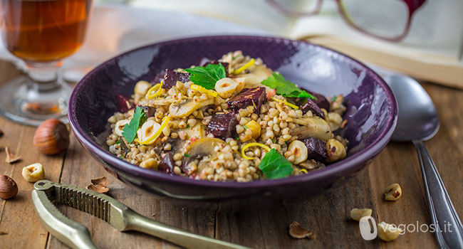 Grano saraceno ai funghi, barbabietole e nocciole