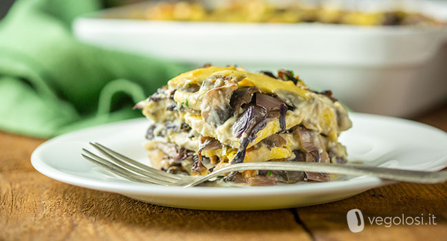 Lasagne di polenta vegan al radicchio e funghi