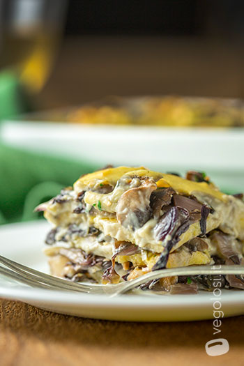 Lasagne di polenta vegan al radicchio e funghi