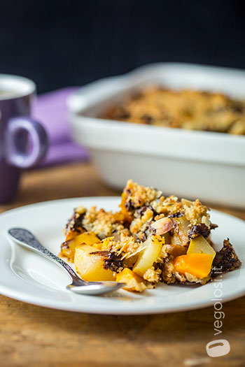 Crumble vegan di pere e zucca al cioccolato