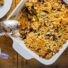 Crumble vegan di pere e zucca al cioccolato