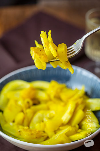 Finocchi speziati alla curcuma con patate e cipolle