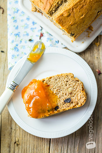 Pane dolce vegan al the verde e frutti rossi