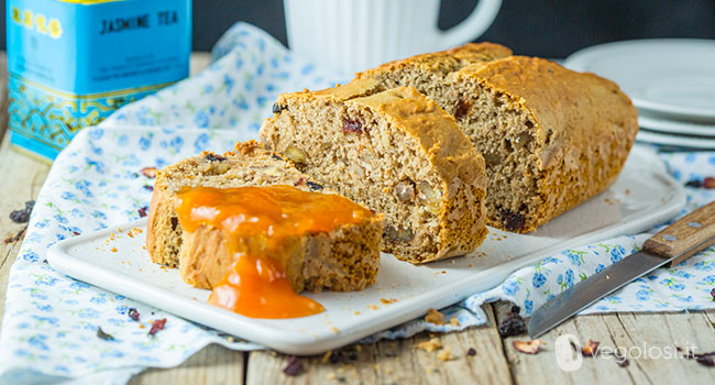 Pane dolce vegan al the verde e frutti rossi