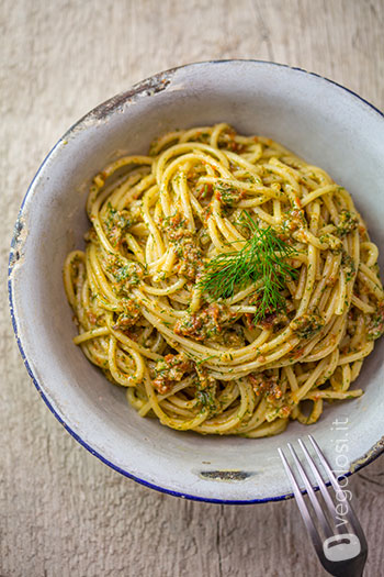 Pasta con pesto di finocchietto alla siciliana