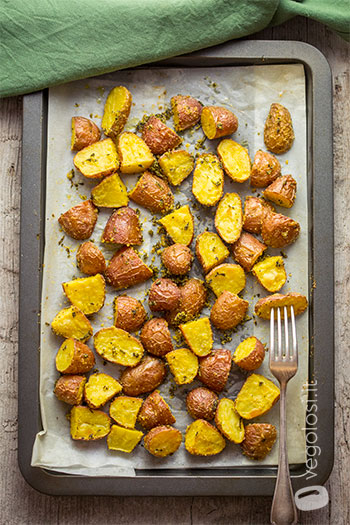 Patate rosse arrosto alle erbe e farina di mais