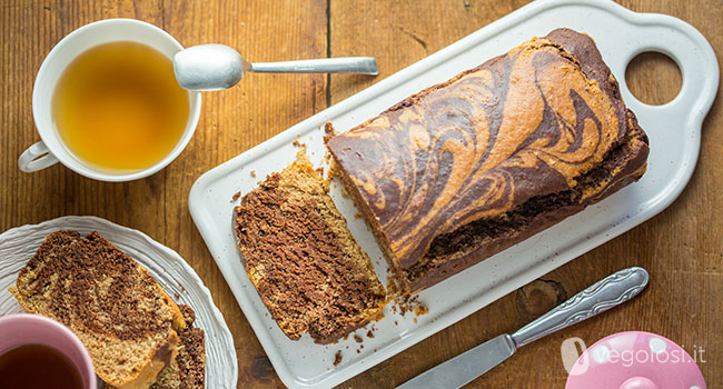 Plumcake di farro variegato alle mandorle e cacao