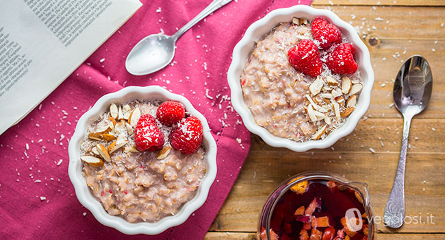 Porridge vegan ai lamponi e cocco