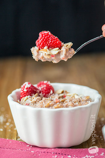 Porridge vegan ai lamponi e cocco