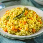 Risotto alle carote, curcuma, peperoncino e salvia