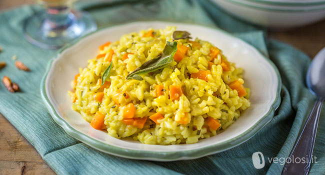 Risotto alle carote, curcuma, peperoncino e salvia