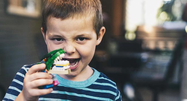 Bambini vegani assaggiano carne