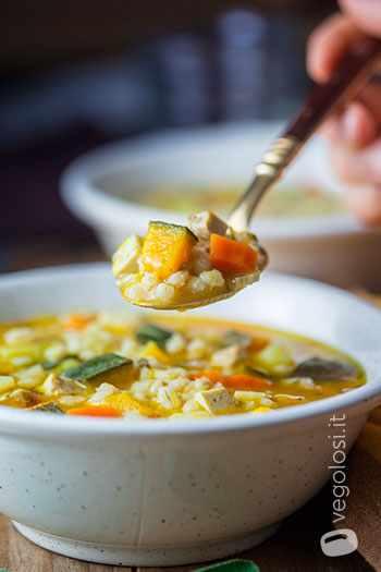 Zuppa d'orzo con patate, zucca e tofu affumicato