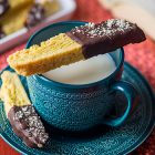 Biscotti lunghi allo zafferano e cioccolato fondente