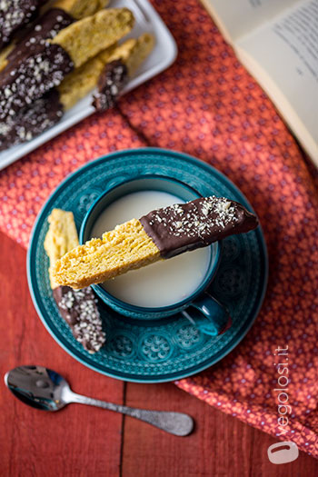 Biscotti lunghi allo zafferano e cioccolato fondente