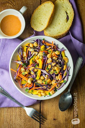 Insalata di ceci e cavolo cappuccio viola con dressing alla paprika