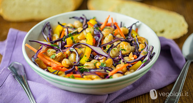 Insalata di ceci e cavolo cappuccio viola con dressing alla paprika