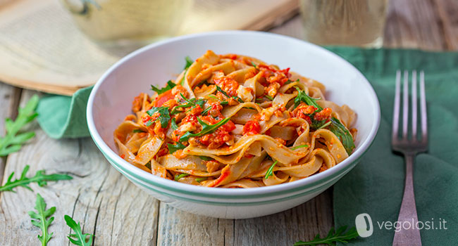 Tagliatelle con pesto di peperoni, mandorle e pomodorini