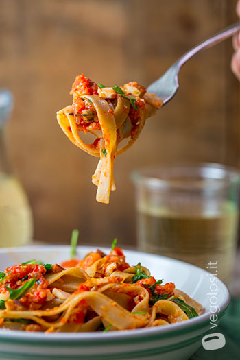 Tagliatelle con pesto di peperoni, mandorle e pomodorini