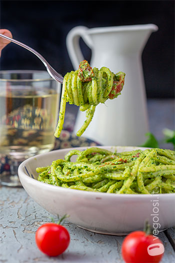 Pasta con pesto di tarassaco vegan