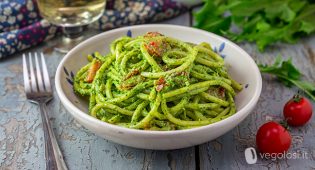 Pasta con pesto di tarassaco vegan