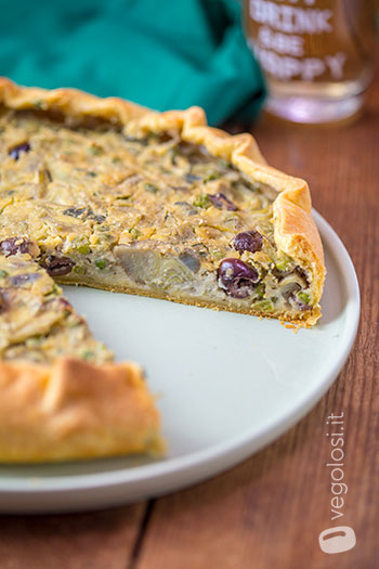 Torta salata vegana ai carciofi, piselli e olive