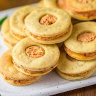 Biscotti salati all'hummus con crema ai pomodori secchi