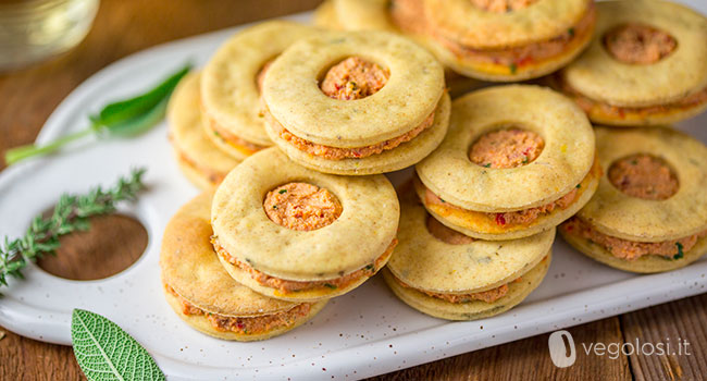 Biscotti salati all'hummus con crema ai pomodori secchi