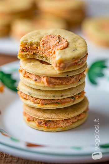 Biscotti salati all'hummus con crema ai pomodori secchi