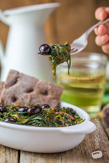Insalata calda di agretti, olive nere e pesto di pomodori secchi